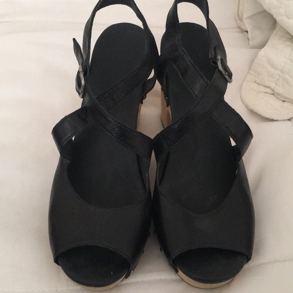 UGG  sandals